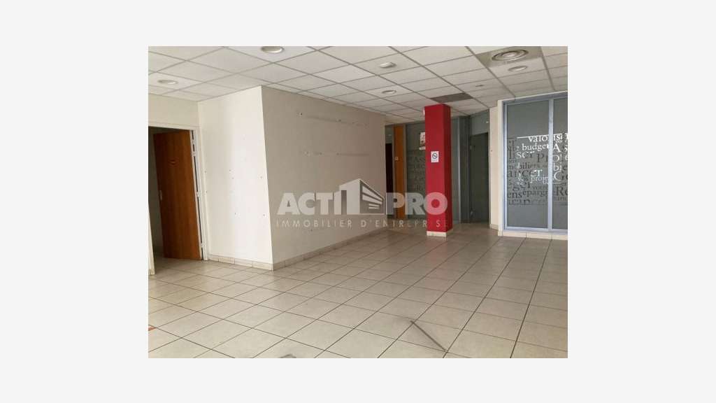À louer local en angle de rue 268m² à Perpignan
