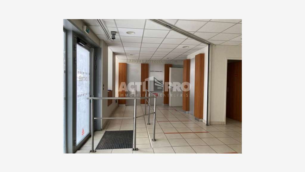 À louer local en angle de rue 268m² à Perpignan