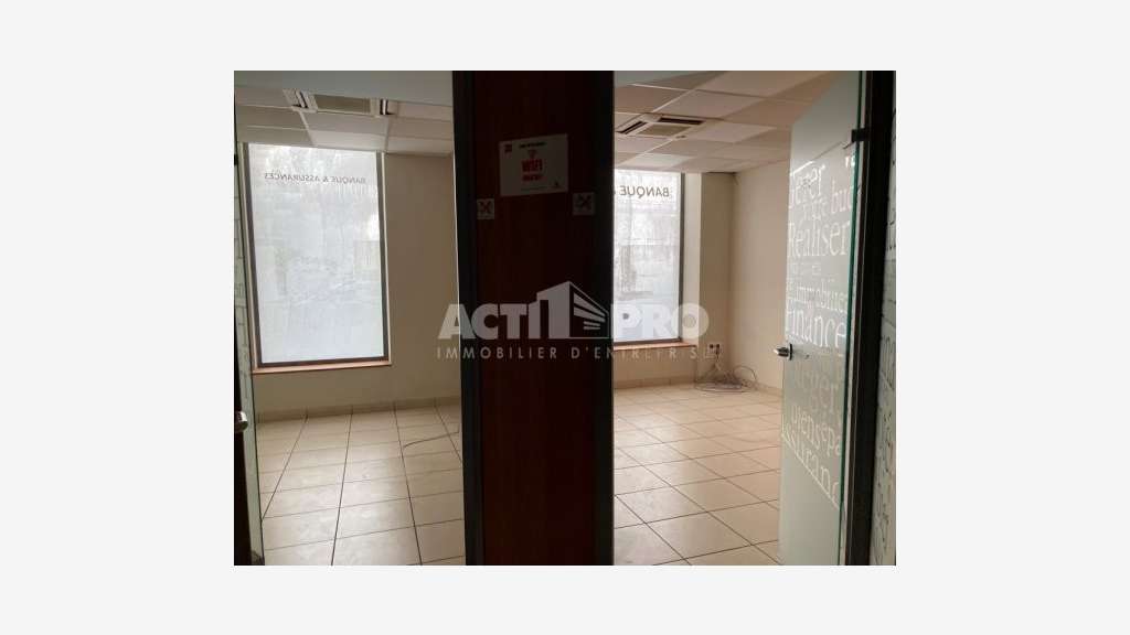À louer local en angle de rue 268m² à Perpignan