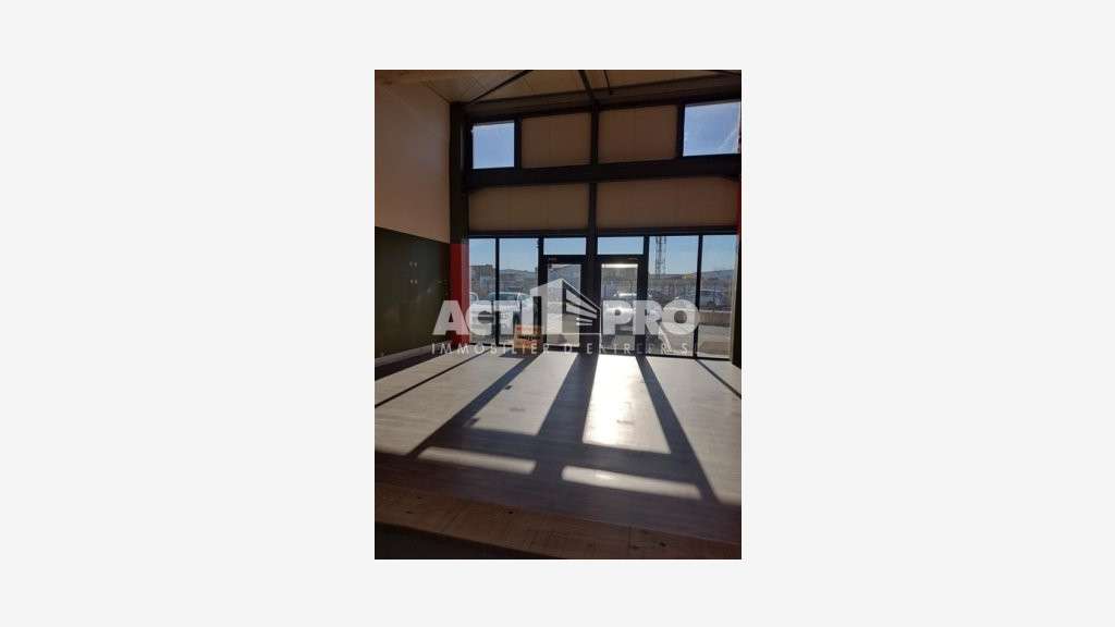 À louer local commercial 82m² Perpignan Polygone