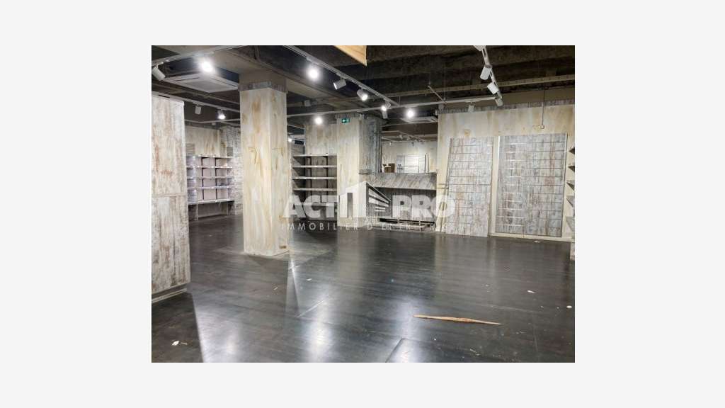À louer local commercial 230 m² à Perpignan