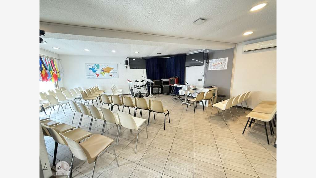 À louer Murs commerciaux rénovés de 120 m² Pe