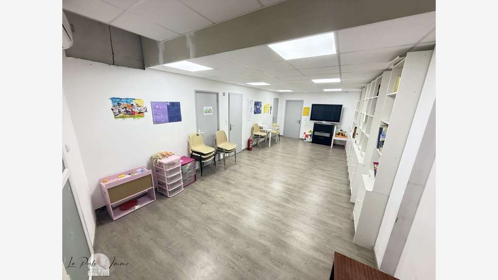 À louer Murs commerciaux rénovés de 120 m² Pe
