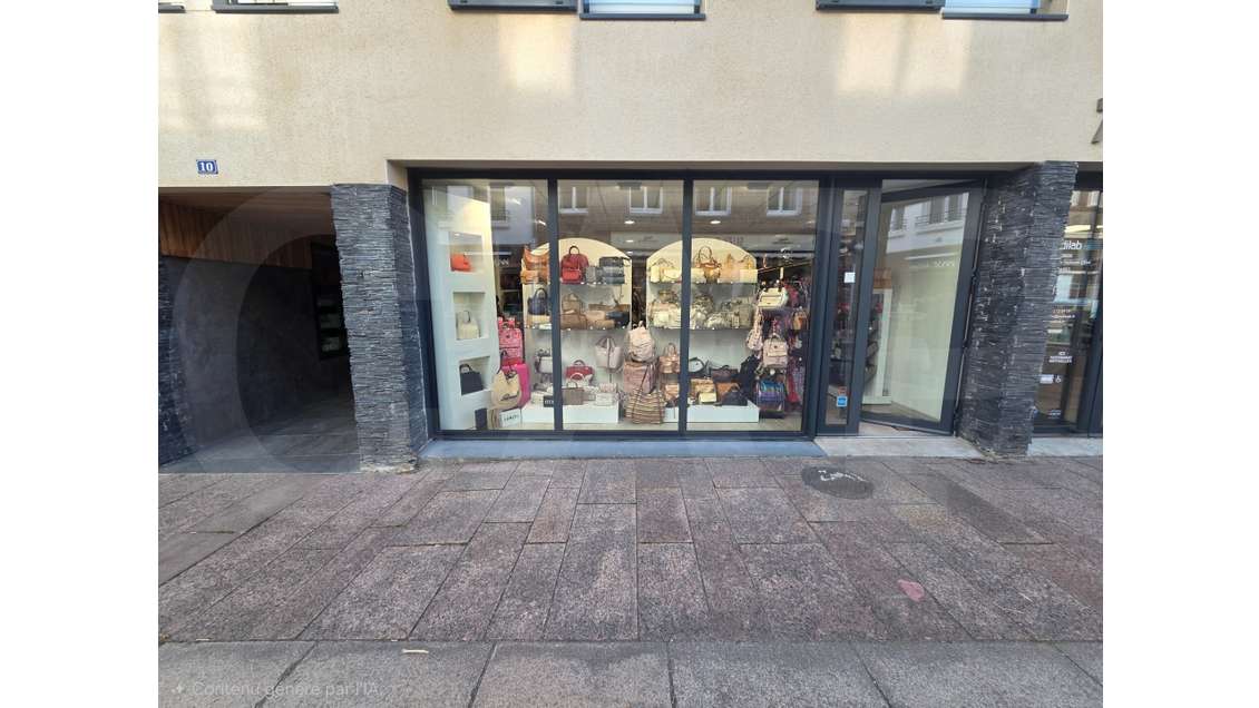 A LOUER – LOCAL COMMERCIAL À PERROS-GUIREC - AVEC 