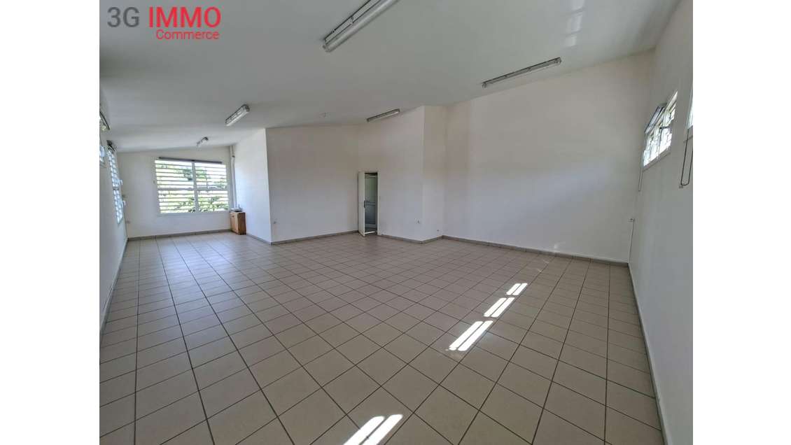 A louer local professionnel 85m² à Petit-Canal