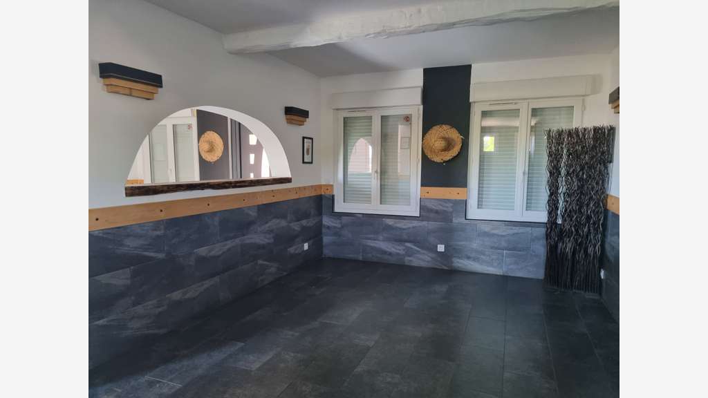AV local commercial 220m² avec parking Pierrevert
