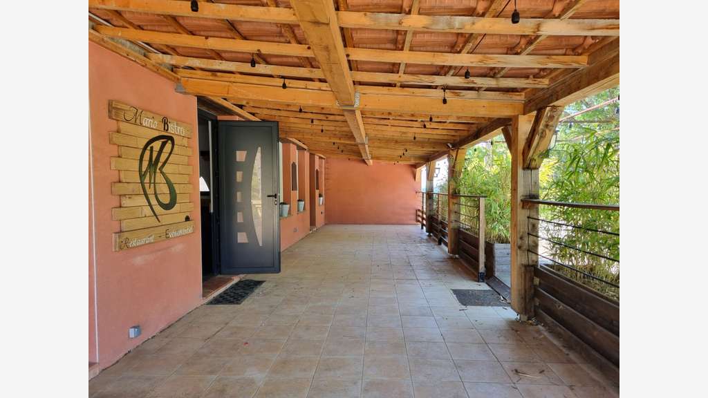 AV local commercial 220m² avec parking Pierrevert