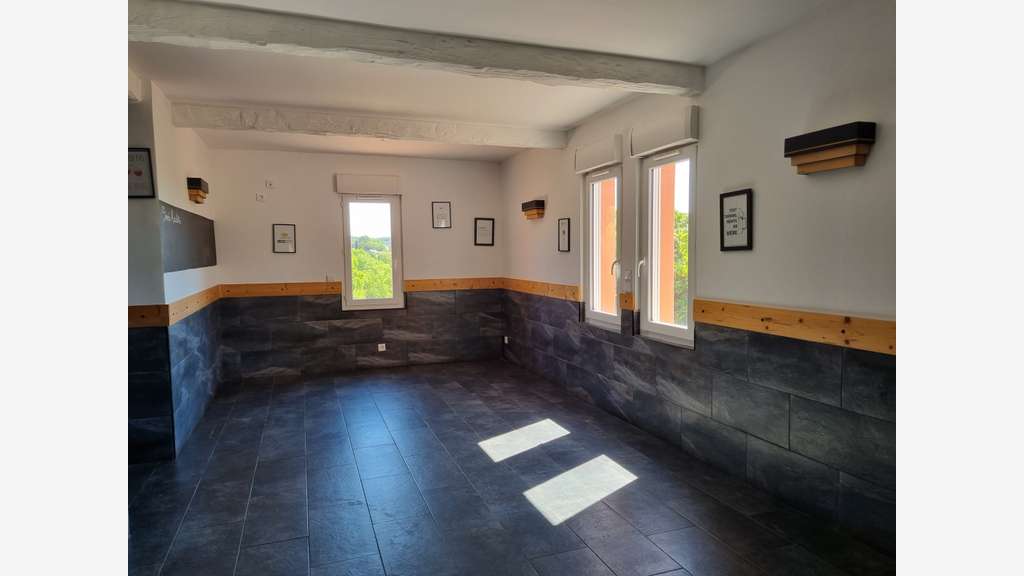 AV local commercial 220m² avec parking Pierrevert