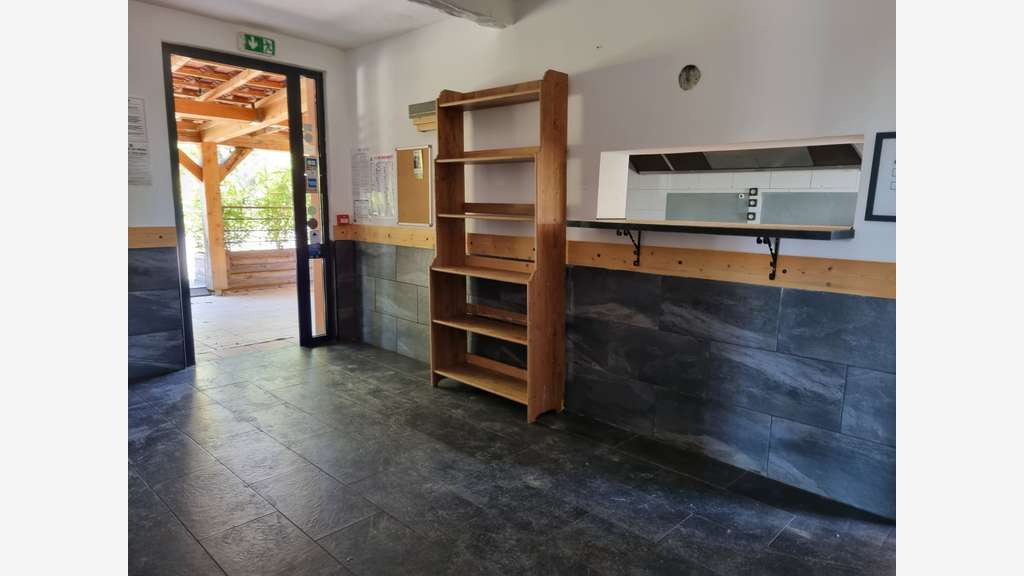AV local commercial 220m² avec parking Pierrevert