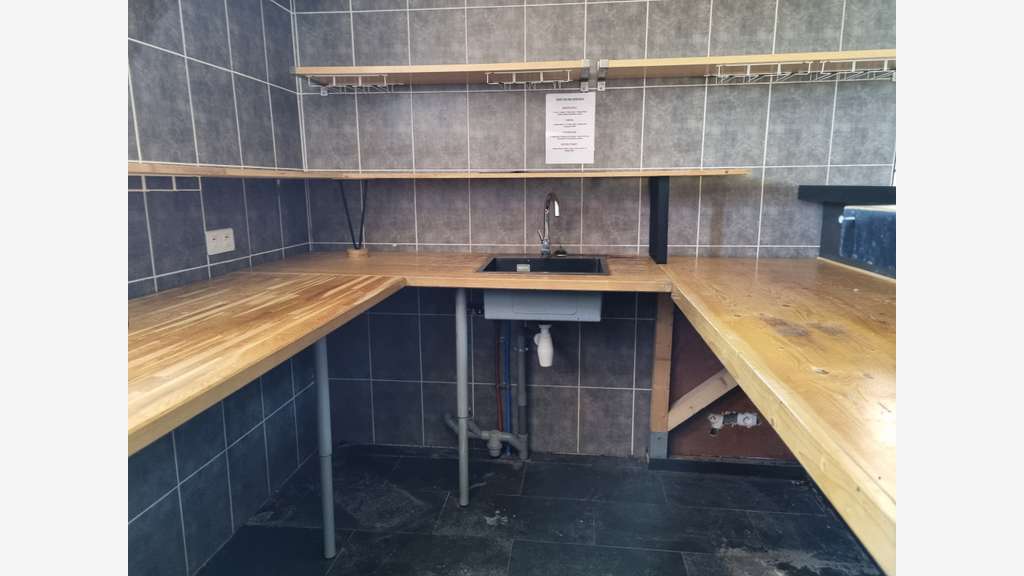 AV local commercial 220m² avec parking Pierrevert