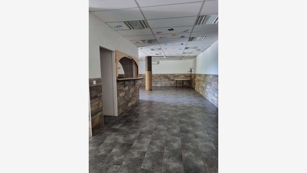 AV local commercial 220m² avec parking Pierrevert