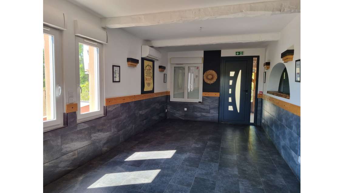 AV local commercial 220m² avec parking Pierrevert