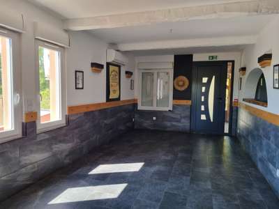 AV local commercial 220m² avec parking Pierrevert
