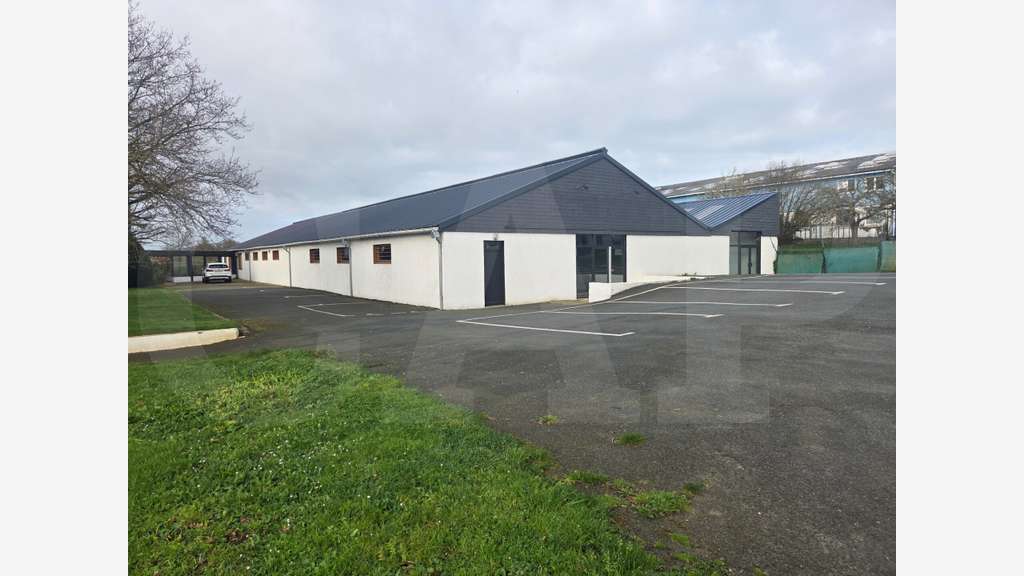 A louer local commercial de 1100m² à Plérin