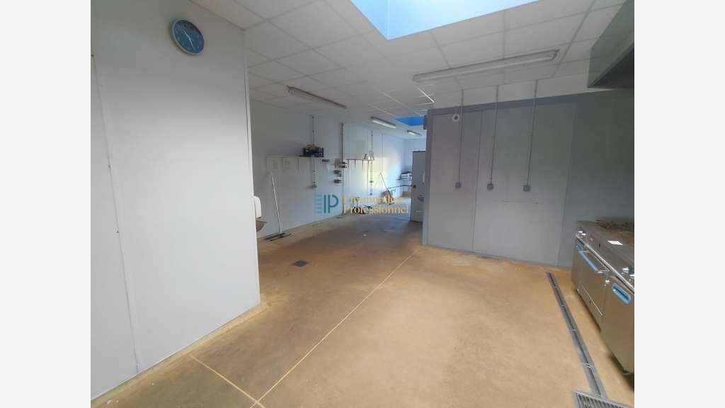 A louer local 135m² empl stratégique à Pleuven 