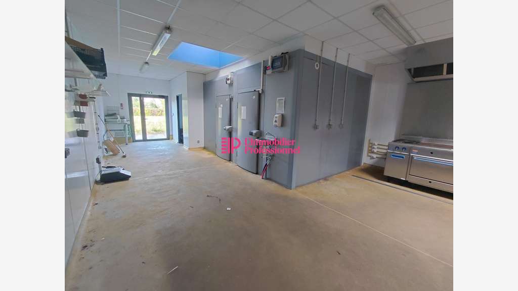 A louer local 135m² empl stratégique à Pleuven 