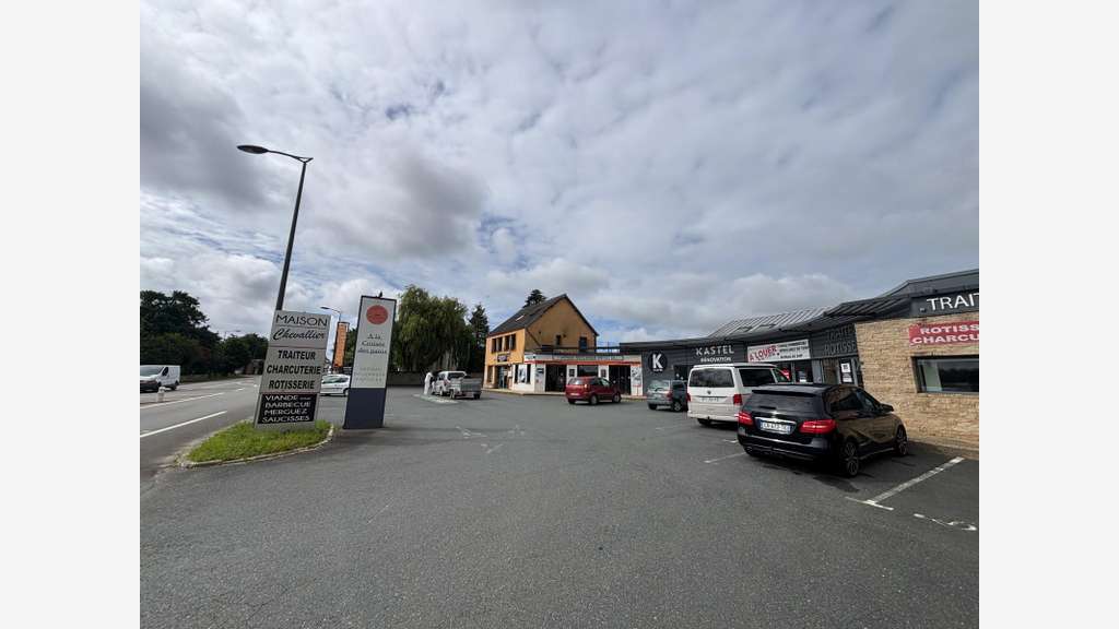 Local avec vitrine traiteur axe Quimper Bénodet