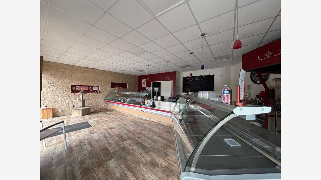 Local avec vitrine traiteur axe Quimper Bénodet