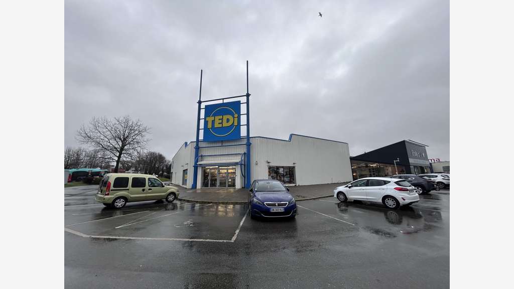 A louer local de 937m² en PA de Luscanen Ploeren
