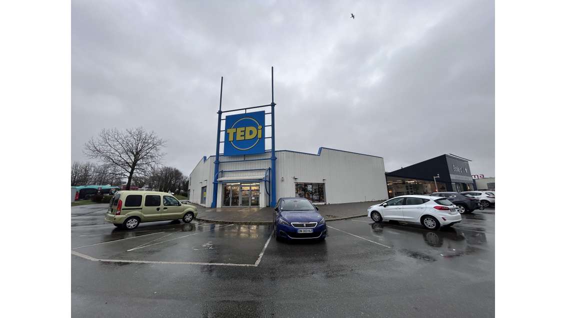 A louer local de 937m² en PA de Luscanen Ploeren