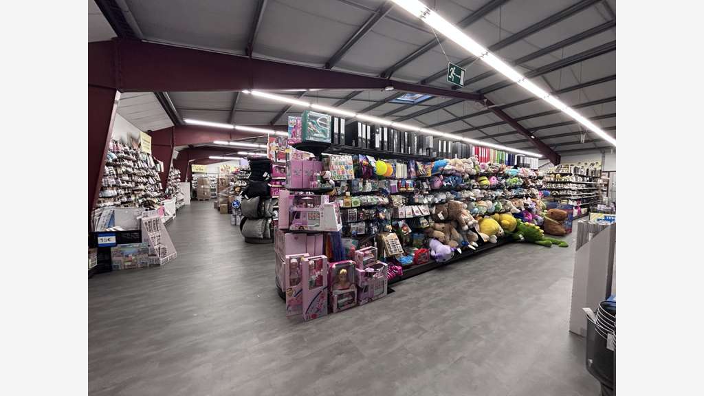 A louer local de 937m² en PA de Luscanen Ploeren