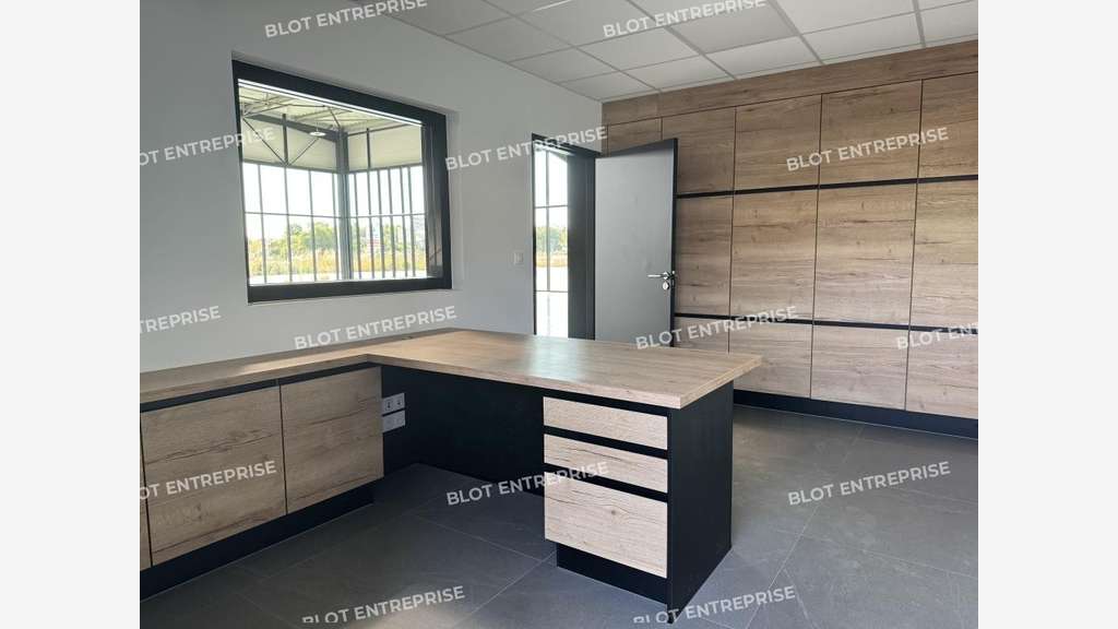 À LOUER - LOCAL COMMERCIAL - PLOEREN - 474 m²