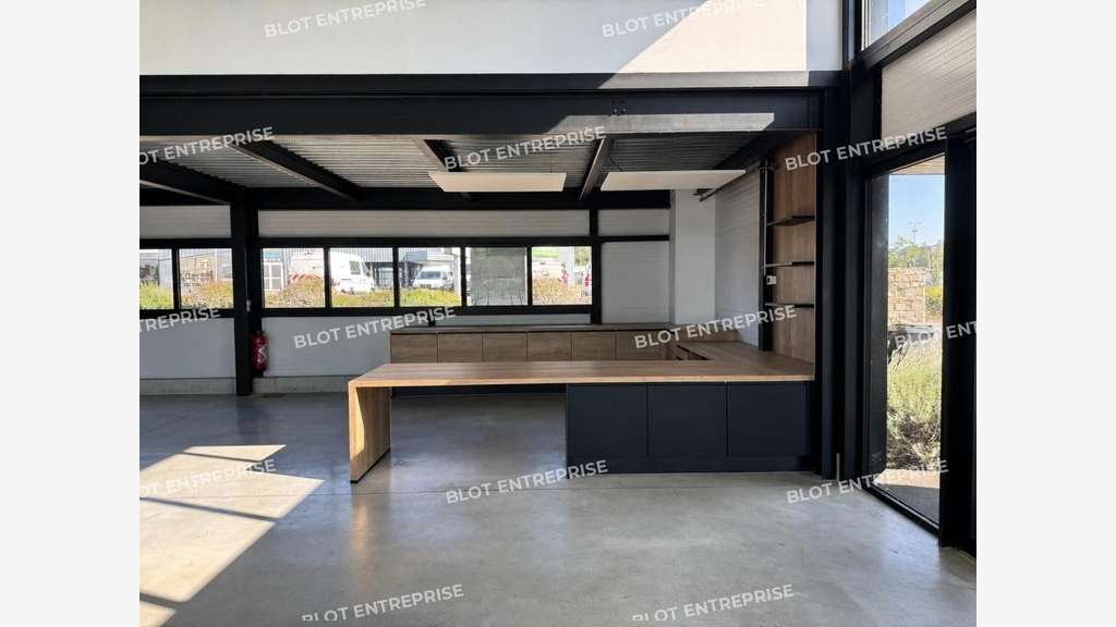 À LOUER - LOCAL COMMERCIAL - PLOEREN - 474 m²