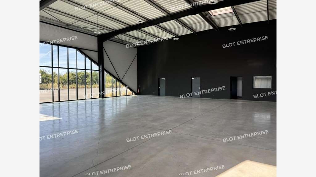 À LOUER - LOCAL COMMERCIAL - PLOEREN - 474 m²