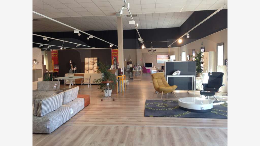 A louer local commercial 821m² à Vannes Ouest