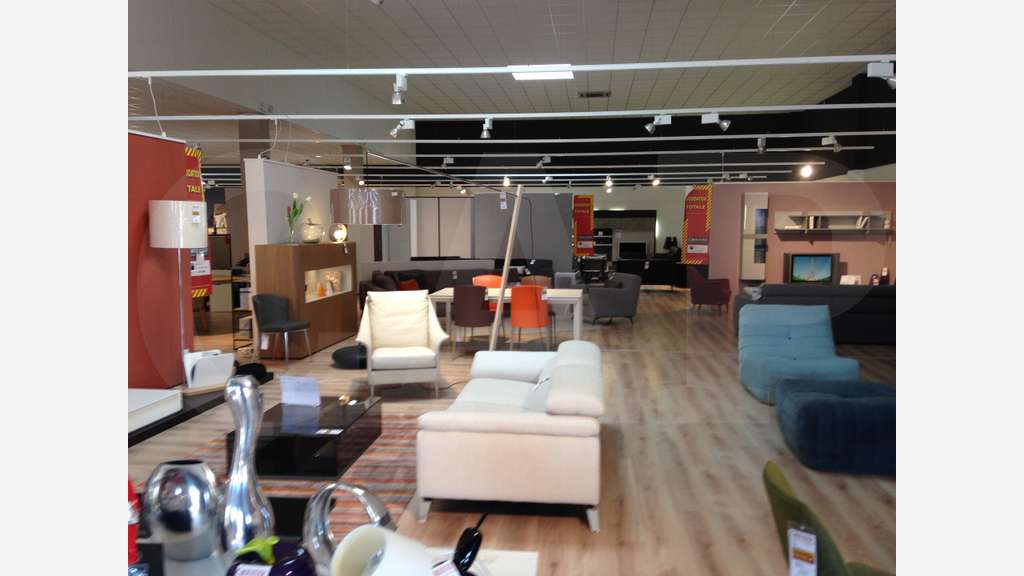 A louer local commercial 821m² à Vannes Ouest