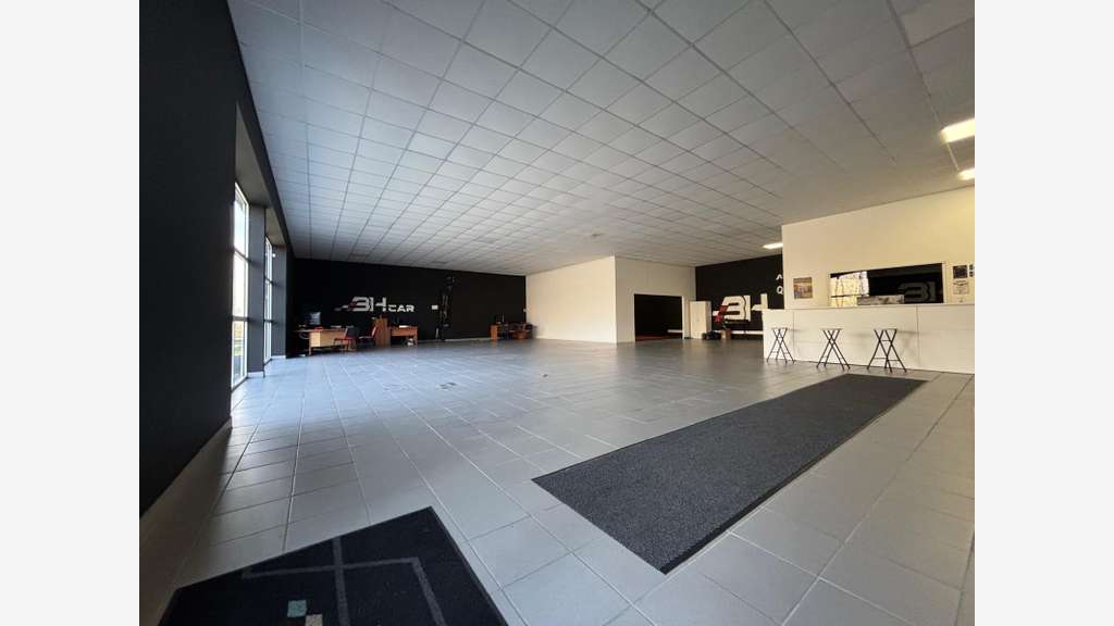 Local commercial de 280m² à louer à Plomelin