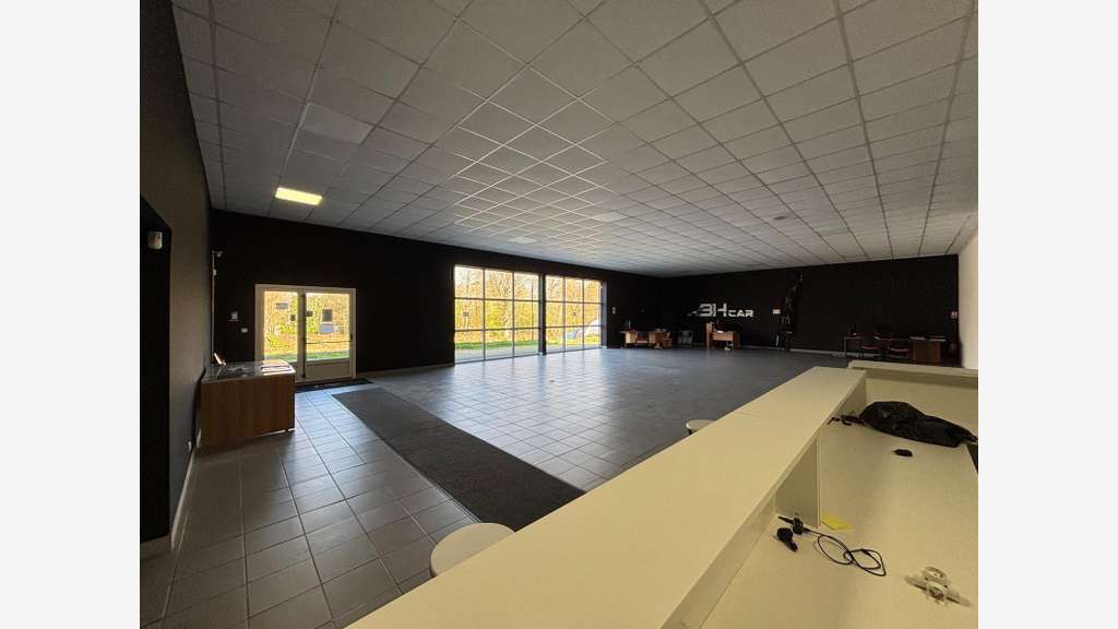Local commercial de 280m² à louer à Plomelin