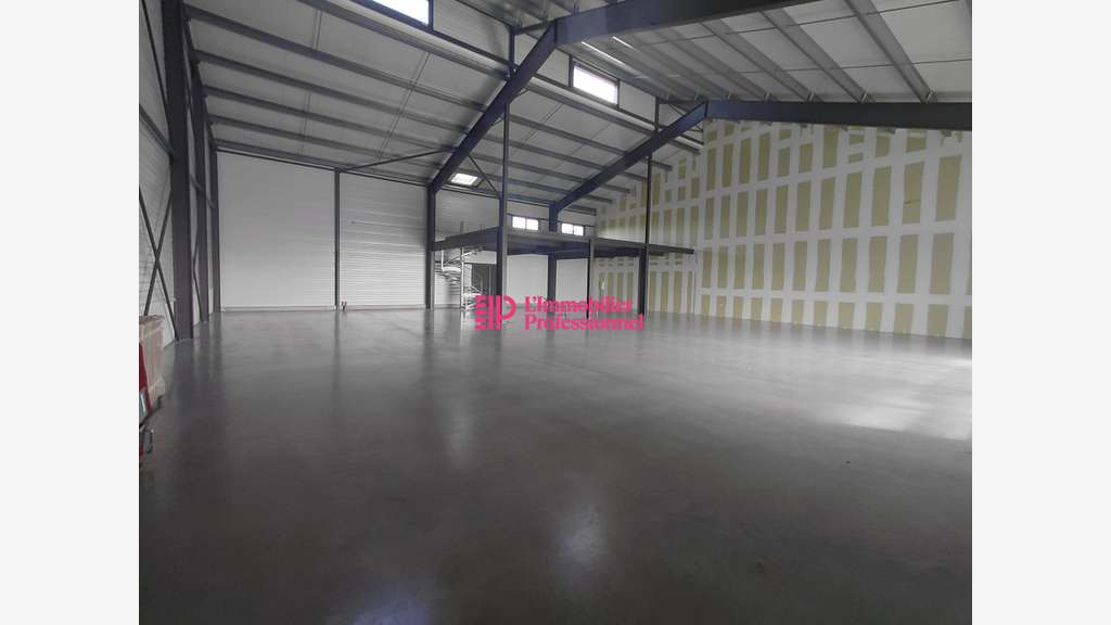 A louer local commercial 535m² à Plonéour-Lanvern