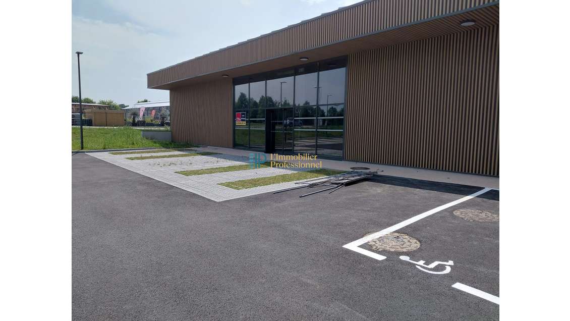 A louer local commercial 535m² à Plonéour-Lanvern