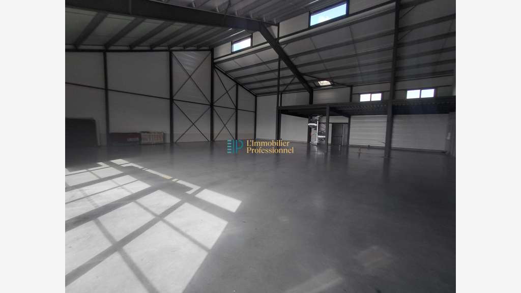 A louer local commercial 535m² à Plonéour-Lanvern