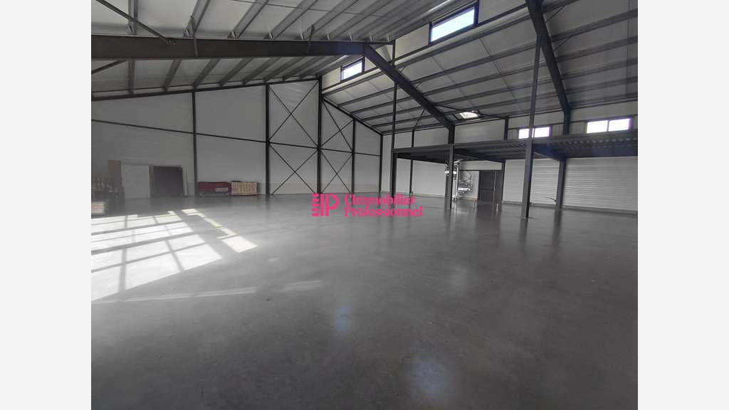 A louer local commercial 535m² à Plonéour-Lanvern