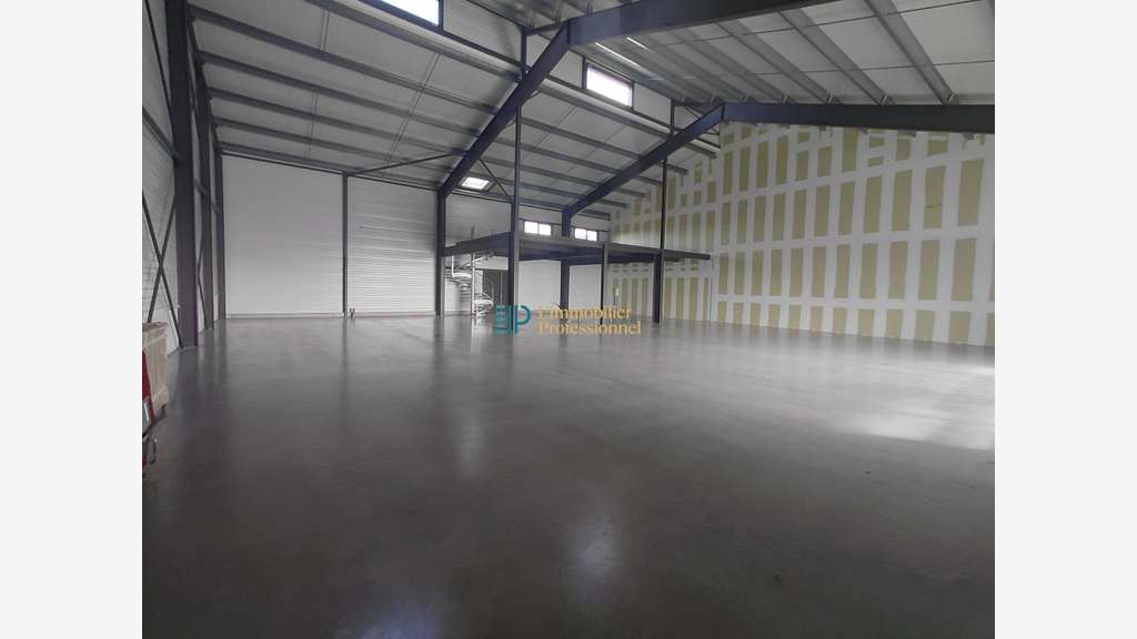 A louer local commercial 535m² à Plonéour-Lanvern