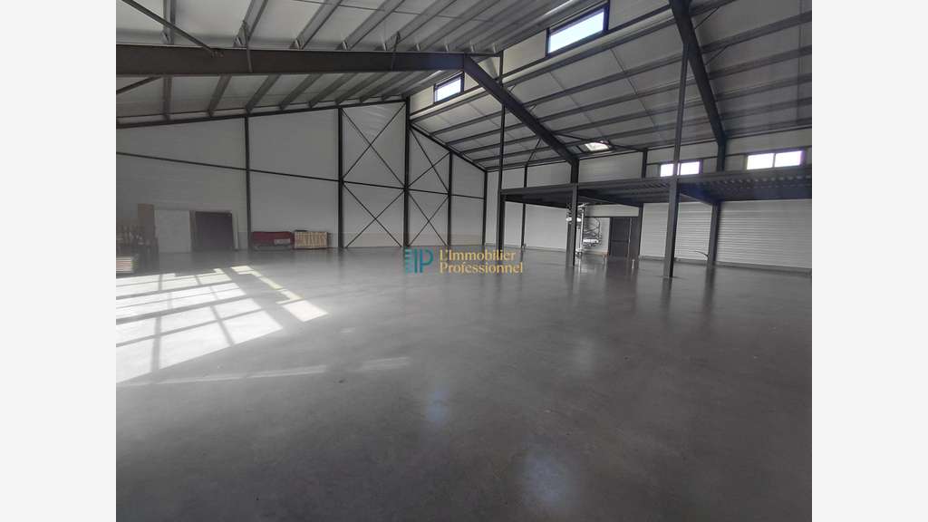 A louer local commercial 535m² à Plonéour-Lanvern