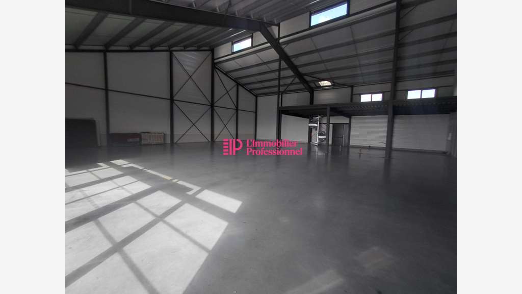A louer local commercial 535m² à Plonéour-Lanvern