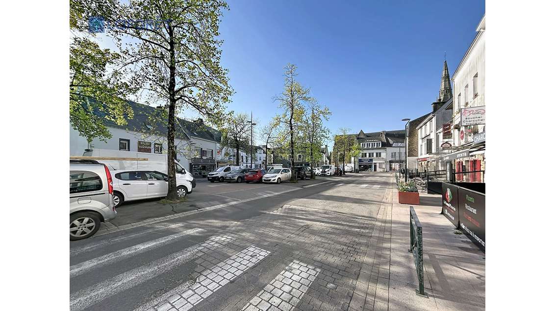 EMPLACEMENT N°1 : Local Commercial à Louer ? P