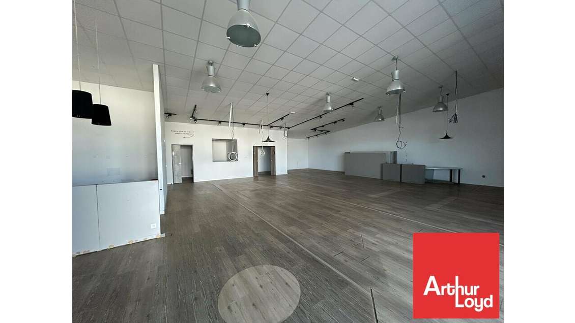 Cellule commerciale 230m² à louer à Poitiers