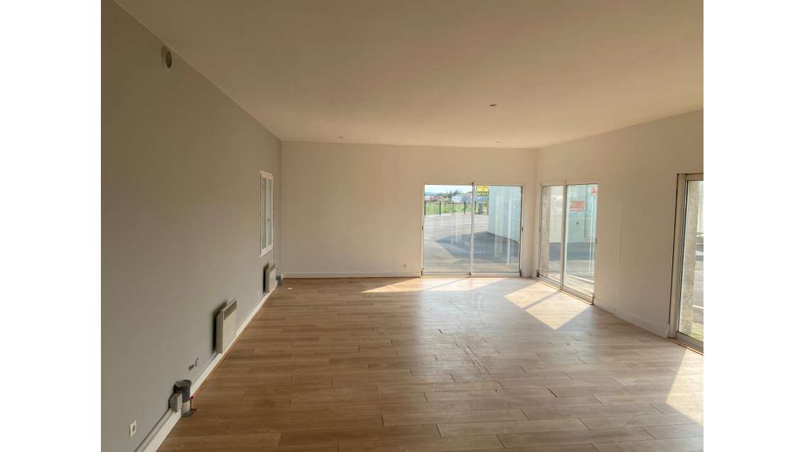 A louer local  265m² zone économique de Poitiers