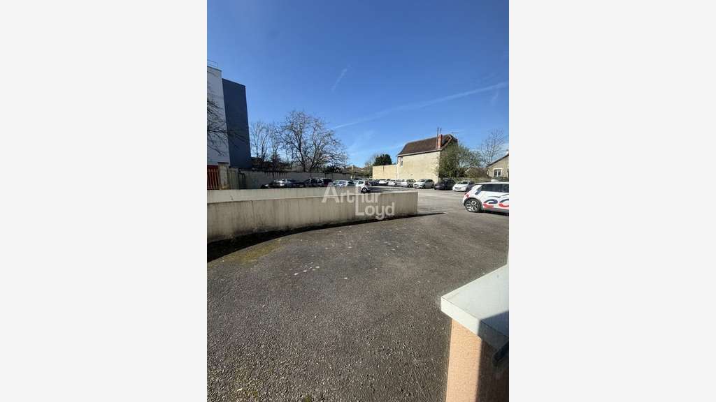 Local professionnel de 118m² à louer à Poitiers