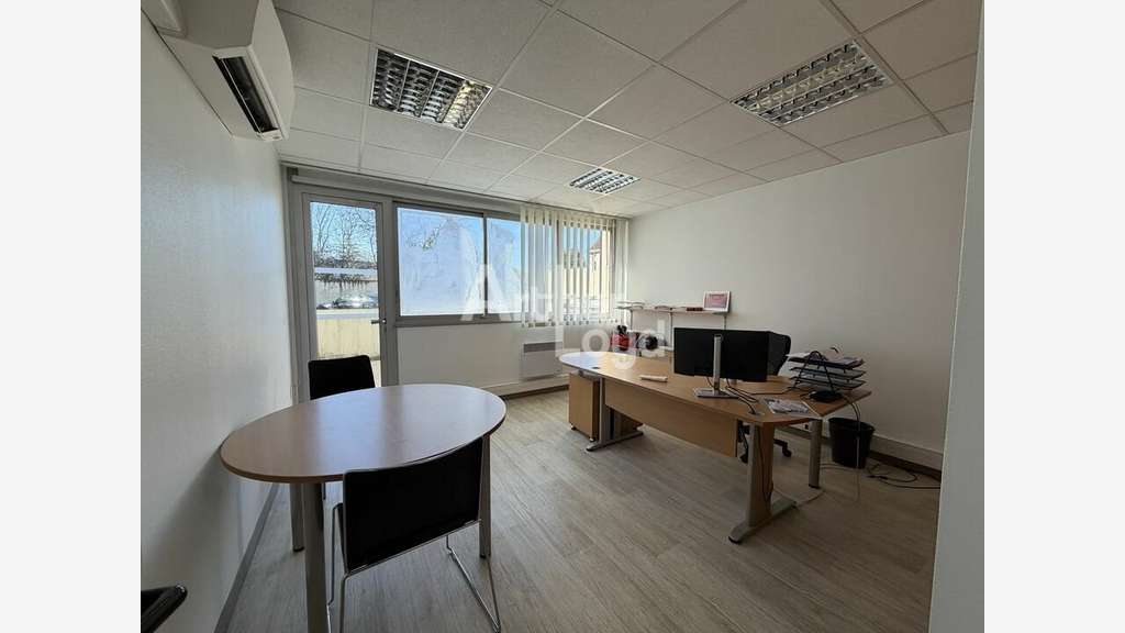 Local professionnel de 118m² à louer à Poitiers