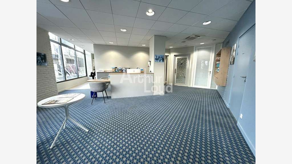 Local commercial 160m² à louer à Poitiers centre