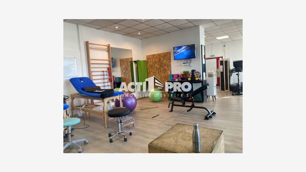 À louer local commercial 135 m² à Pollestres