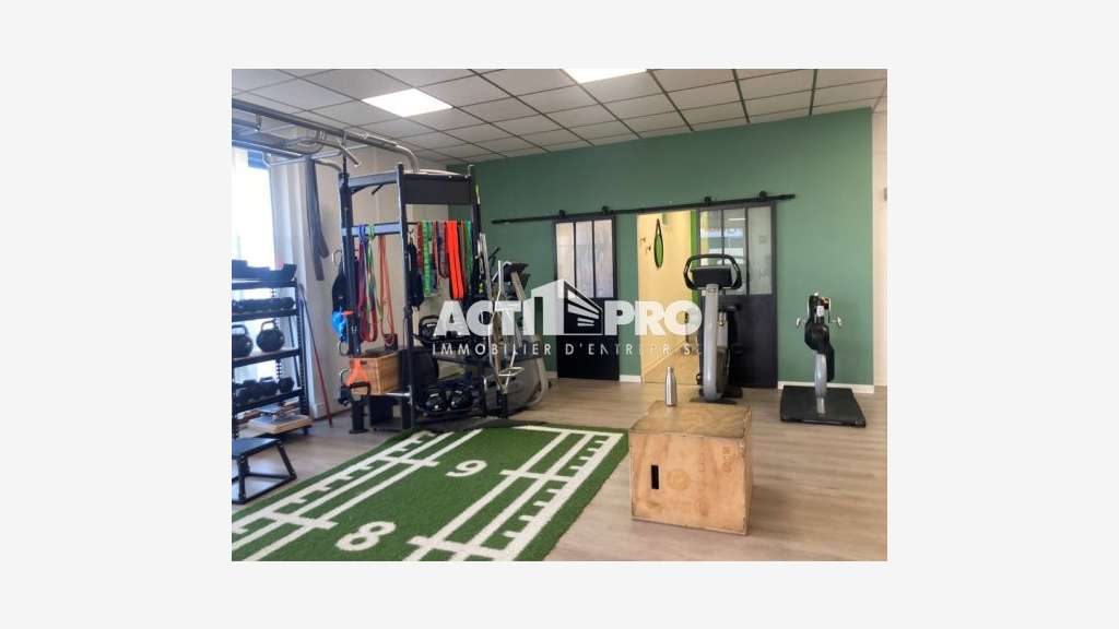 À louer local commercial 135 m² à Pollestres