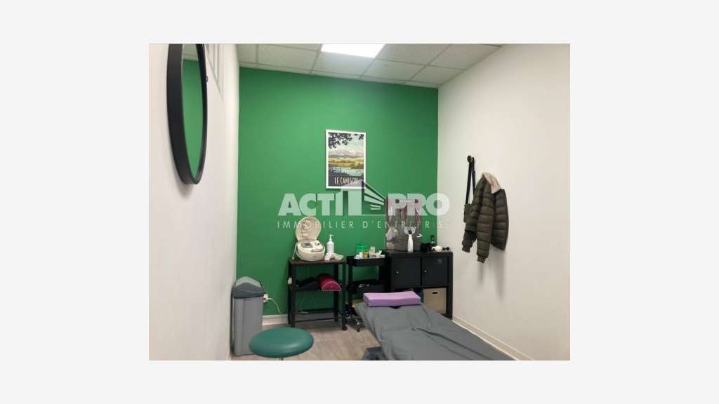 À louer local commercial 135 m² à Pollestres