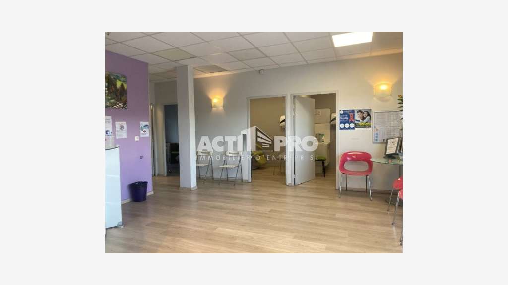À louer local commercial 102 m² à Pollestres