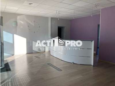 À louer local commercial 102 m² à Pollestres